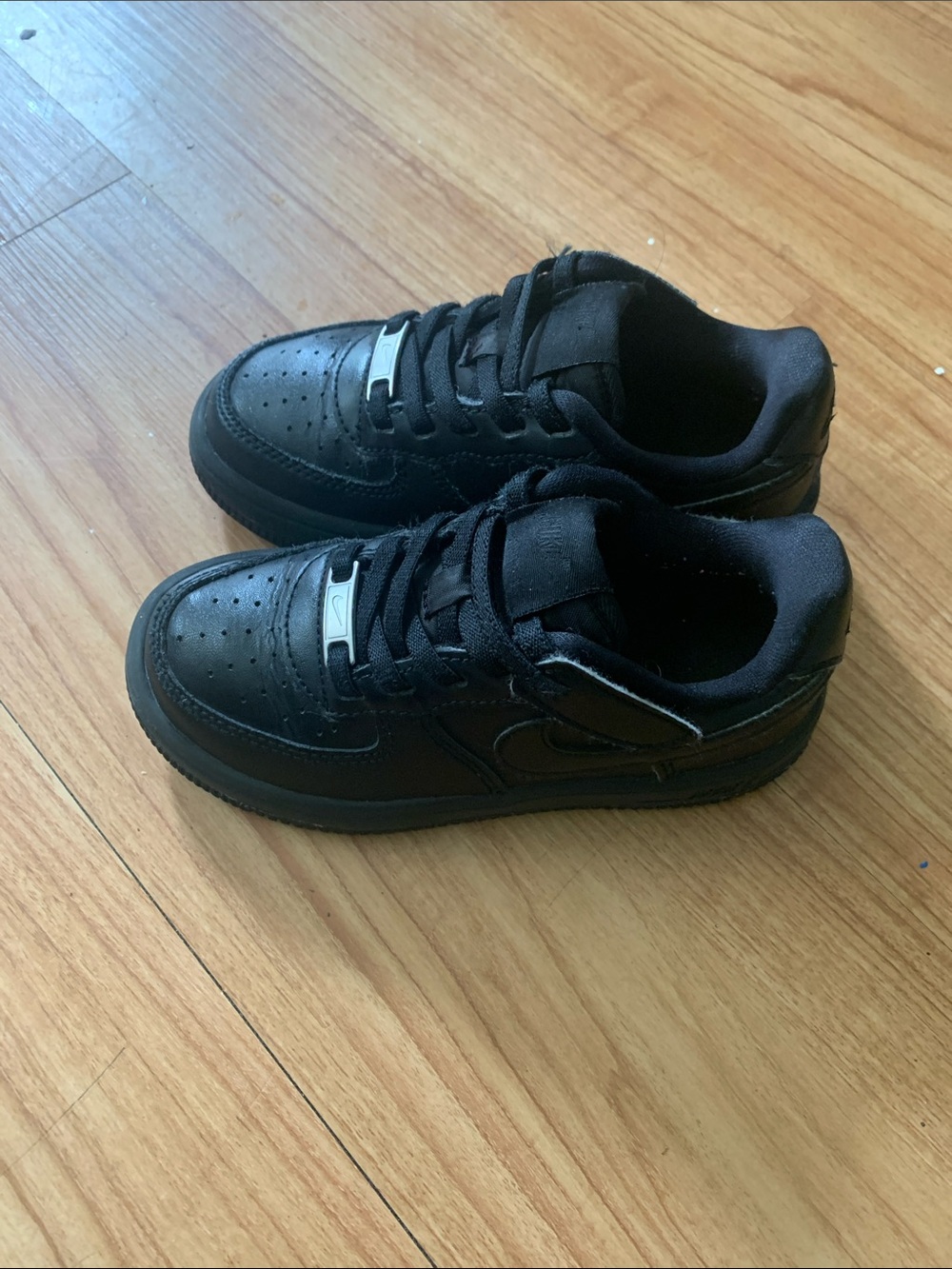Nike kids Black Low-Top Leather Sneakers with Silver Lace Tag - Picture 2 of 5